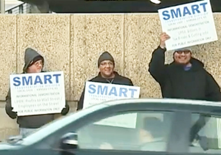 Members of rail union SMART Transportation Division Local 1409 picket in downtown Kansas City, Missouri, Nov. 5, protesting rail bosses’ layoffs that threaten workers’ safety.