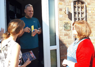 Frederico Paiva gets a Militant subscription as he talks with Caroline Bellamy, right, Communist League parliamentary candidate for Wythenshawe and Sale East in Manchester, England, and CL campaigner Olof Andra Proppe about the League’s call for workers to build their own party.