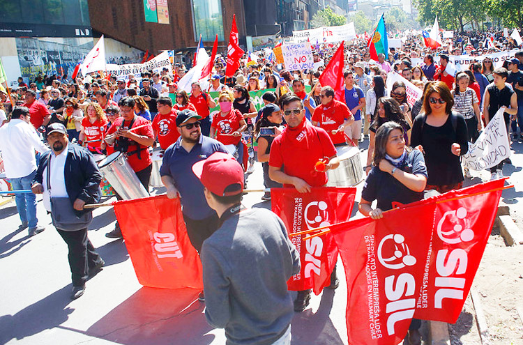 Contingente de trabajadores sindicalizados de Walmart en marcha en Santiago de Chile, 23 de oct., durante huelga nacional por mejores salarios, pensiones y atención médica.