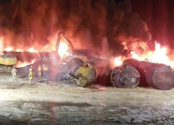 Canadian Pacific Railway oil train derailed, caught fire near Guernsey, Saskatchewan, Dec. 9. Rail bosses’ drive for profit poses threat to safety of workers and those living along the tracks.