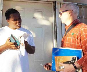 SWP member George Chalmers, right, discusses victory by family of Rodney Reed winning stay of execution with bricklayer Paul Young at his home in Fort Worth, Texas, Nov. 23. Young got Militant subscription, copy of The Clintons’ Anti-Working-Class Record book.