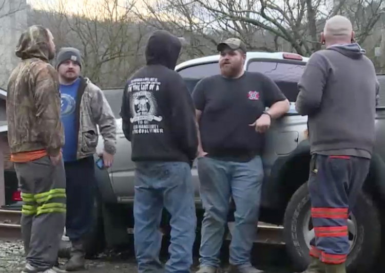 Coal miners in eastern Kentucky Jan. 13 block Quest Energy bosses from moving coal they mined in fight over pay. The miners won widespread solidarity and all their back wages.
