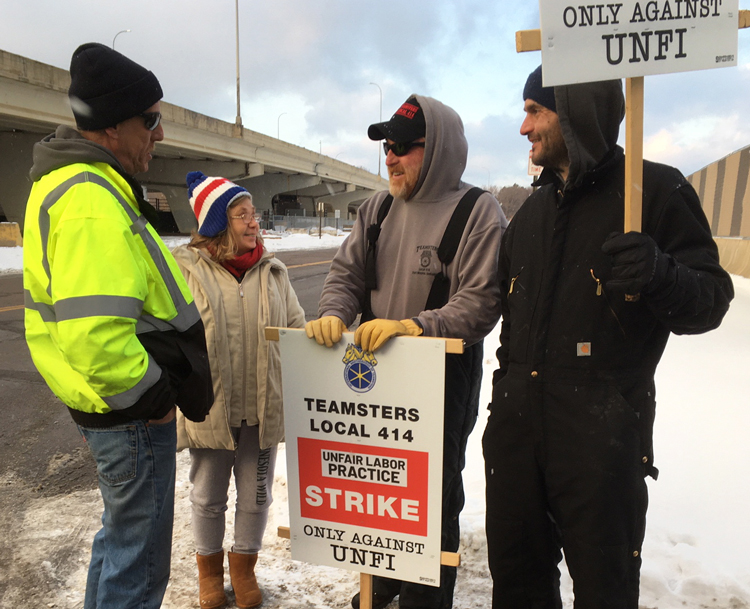Teamsters Local 414 members, who struck United Natural Foods plant in Ft. Wayne, Indiana, picket at company’s Hopkins, Minnesota, plant Dec. 17, winning support from workers there.