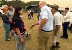 Residente de Cobargo, Australia, un área severamente afectada por los incendios forestales rehusa dar la mano al primer ministro Scott Morrison.