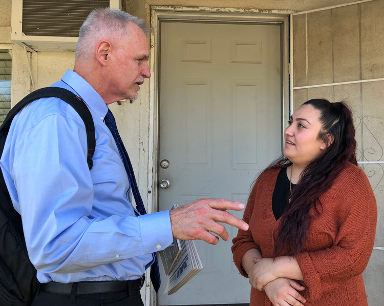 Dennis Richter, Socialist Workers Party candidate for U.S. Congress in California, discusses party’s working-class program with dental assistant Mayra Mejía in Lathrop Feb. 16.