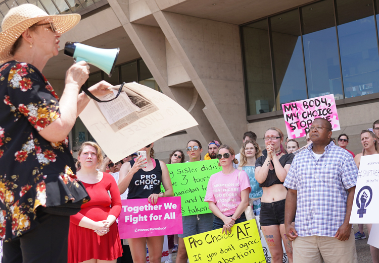 Alyson Kennedy, candidata del PST para presidente, habla en protesta en Dallas en defensa del derecho de la mujer al aborto, el 25 de mayo de 2019. Los candidatos del PST se unen a luchas por salarios, condiciones de trabajo y nuestros derechos.