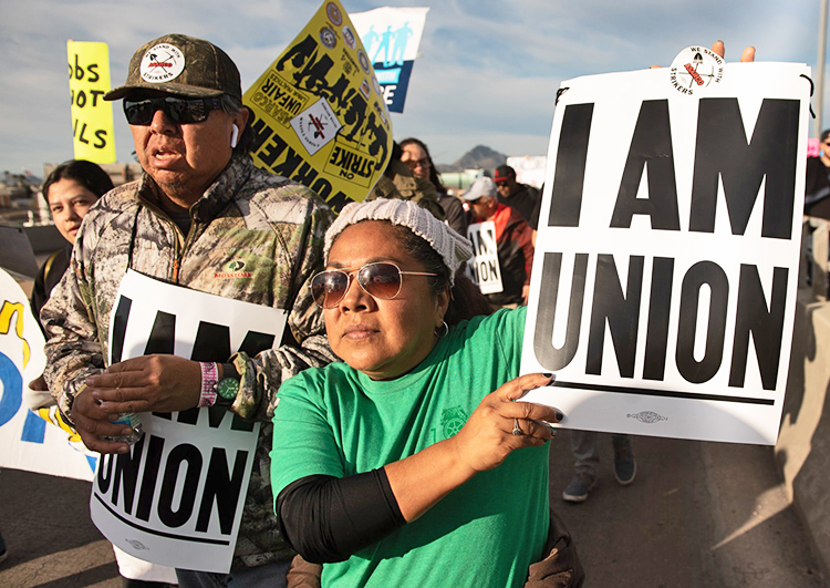 Mineros huelguistas se unen a desfile del día de Martin Luther King en Tucson, el 20 de enero.