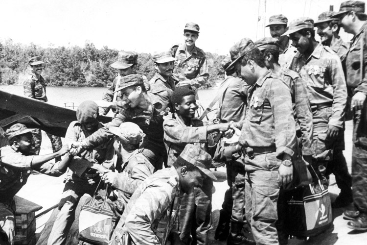 Departing Cuban internationalist volunteers bid farewell to Angolan combatants after victory defend-ing country’s independence. Cuban, Angolan, Namibian forces defeated South African military in 1988, winning Namibian independence, reinforcing mass anti-apartheid struggle.
