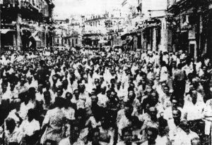Above, mobilization in Havana’s Chinatown on the 11th anniversary of Chinese Revolution, October 1960, as Cuban toilers were expropriating domestic and imperialist capital. Inset, laundry worker, Havana, 1940s. “Absence of anti-Chinese discrimination today,” Mary-Alice Waters points out, is product of Cuba’s socialist revolution.