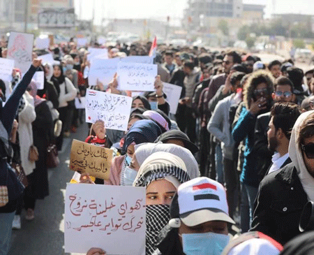 Marcha en Basora, Iraq, 11 de febrero, una de muchas en el país que desafiaron los ataques del gobierno y milicias pro-Teherán contra campamentos de protesta en Bagdad y otras ciudades.