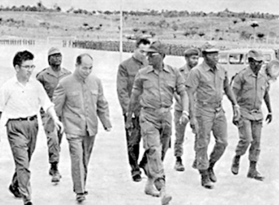 Angola, 1975 or ’76: Chinese advisers at camp of Angolan guerrillas allied with apartheid South Africa and Washington. Some 425,000 Cuban internationalists volunteered to aid Angolan freedom forces battling South African invasions between 1975 and 1991. Beijing aided reactionary forces commanded by Holden Roberto (center, in sunglasses) and group headed by Jonas Savimbi on opposite sides of barricades from Cuba’s revolutionary leadership.