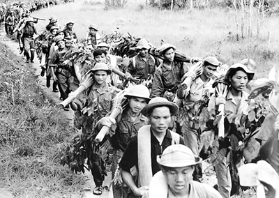 Vietnam 1966–67: Combatientes del Frente de Liberación Nacional se preparan para batalla durante guerra imperialista de Washington. Cuba revolucionaria hizo un llamado a Beijing y Moscú para que dejaran de lado sus intereses faccionales y se unieran para movilizar apoyo mundial a lucha de liberación. “¡Crear dos, tres... muchos Vietnam!” debe ser nuestra consigna, dijo Che Guevara.