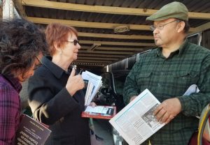 SWP presidential candidate Alyson Kennedy talks with auto mechanic Rogelio Rodriguez at his home in Dallas Jan. 24. Working people need to break with the capitalists’ parties, she said.