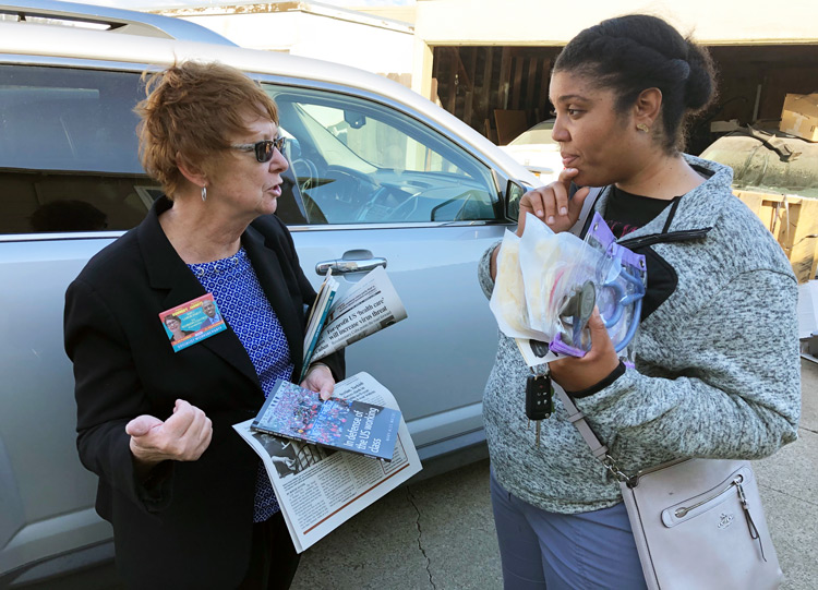 Alyson Kennedy, candidata presidencial del PST, y enfermera Christina Ware hablan cerca de viviendas San Leandro, donde residentes luchan contra planes del dueño de duplicarles la renta.