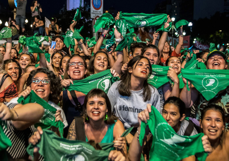 Tens of thousands march Feb. 19 in Buenos Aires for legalization of abortion in Argentina. Young women lead campaign for right to choose and play key role in building support.