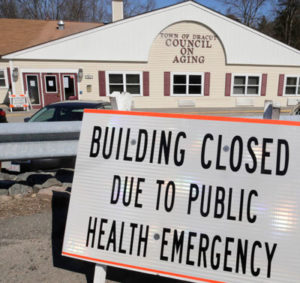 Bureau fermé au Massachusetts, car de plus en plus de gouvernements imposent un « abri sur place » mais ne font presque rien pour organiser les soins de santé ou les secours dont les travailleurs ont besoin.