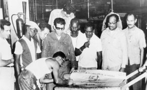 Cuban workers and farmers, many having just learned to read and write through mass literacy campaign, sign Second Declaration of Havana, 1962. In face of U.S. imperialist attacks, they defiantly showed their support for Cuba’s socialist revolution, and for struggles for popular power throughout the Americas.