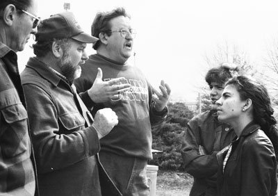 Kenia Serrano, right, leader of Cuba’s Federation of University Students, talks with striking UAW members at Caterpillar plant in York, Pennsylvania, during U.S. speaking tour by Serrano and Rogelio Polanco in 1995. The Cuban youth learned about U.S. class struggle and explained example of Cuba’s socialist revolution to workers.