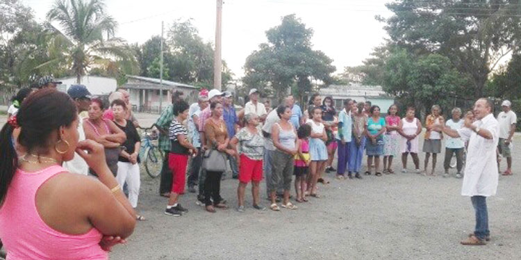 Le directeur de la santé publique, Rolando Camejo, rencontre les dirigeants des syndicats, des quartiers et des groupes de femmes de la province de Camagüey à Cuba le 13 mars pour faire face à la menace du coronavirus sur les lieux de travail et dans les écoles. Cuba révolutionnaire ne laisse personne à lui-même.