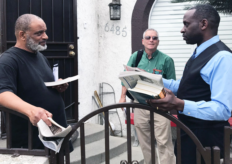 Retiree Ernest Williams, left, in North Long Beach Feb. 27, tells SWP candidate for vice president Malcolm Jarrett, right, and campaigner Bernie Senter that half his pension goes for medical expenses. SWP calls for government-guaranteed cradle-to-grave health care, Jarrett said.