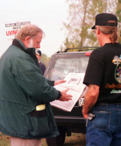 Frank Gorton, left, shows Militant to striking UFCW members in Toledo, Ohio, 1998.