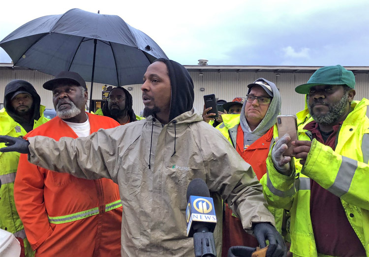Trabajadores sanitarios en Pittsburgh exigen equipo de protección y alza salarial. “Nadie respeta a los recolectores de basura hasta que dejamos de recogerla”, dijo Derrick McClinton.