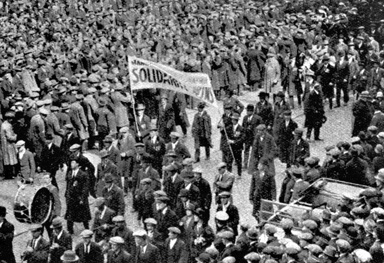 Transit workers march in Manchester, England, during 1926 British general strike. Leon Trotsky explains the rise of “unparalleled class battles” in the U.K. before and after first World War, as British imperialism declined in relation to its rivals in Berlin and especially Washington.
