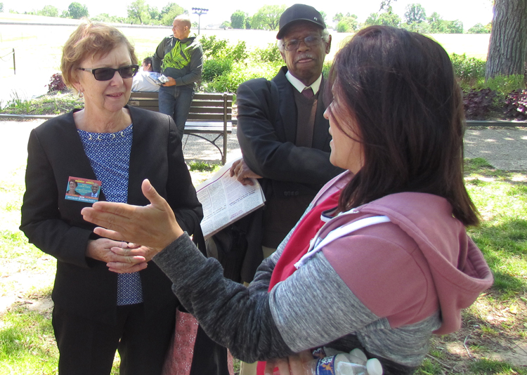 Alyson Kennedy, candidata para presidente (izq.), habla con despachadora Janet Sanchez en protesta de camioneros en Washington contra las tarifas bajas que reciben y regulaciones onerosas.