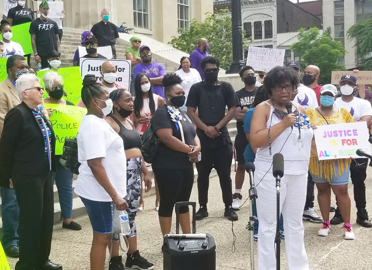 Some 200 people rally May 26 at mayor’s office in Louisville, demand cops who shot Breonna Taylor as she lay in her bed be arrested. With mic is Velicia Walker, mother of Kenneth Walker, Taylor’s boyfriend. Maggie Trowe, left, SWP candidate for U.S. Senate, also spoke.