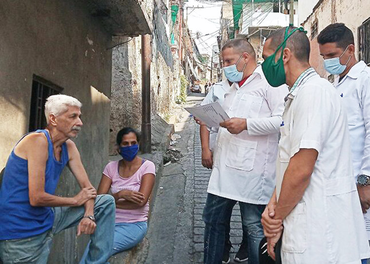 Cuban doctors in April visit working people in their homes in Petare neighborhood in Caracas, Venezuela’s capital, examining them for symptoms of COVID-19. Washington’s hatred for the Maduro government in Venezuela is tied to its political and economic relations with Cuba.