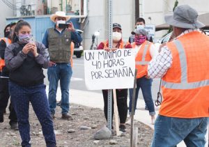 Augustin Lopez, strike committee leader, addresses 50 Allan Brothers Fruit warehouse workers in Naches, Washington, May 12. Walkout began May 7 demanding 40-hour workweek, $2 per hour pay raise, end to bosses’ abuse, respect for seniority, dignity, safe working conditions.