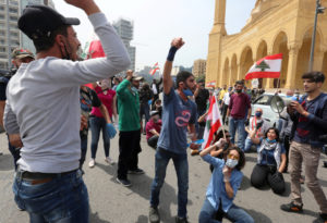 “Nos morimos de hambre o de la enfermedad”, dijeron manifestantes en Beirut el 21 de abril.