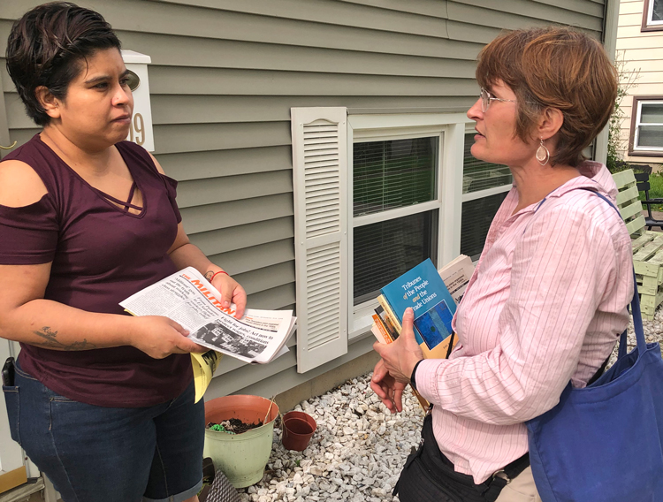 Naomi Craine, right, SWP candidate for US Senate, talks with Riquel Salas in Rochelle, Illinois. In two hours campaigners sold seven Militant subscriptions and 12 books in nearby trailer park, reflecting interest in how the party organizes solidarity with workers’ struggles.