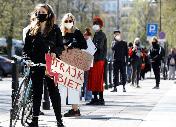 Protesta 16 de abril en Varsovia contra ley que prohibiría derecho de mujer a elegir un aborto.