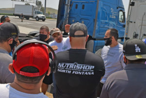 Camionero José González se dirige a camioneros independientes en Fontana, California, en protesta contra reducción de sus pagos por agencias y regulaciones antiobreras del gobierno.