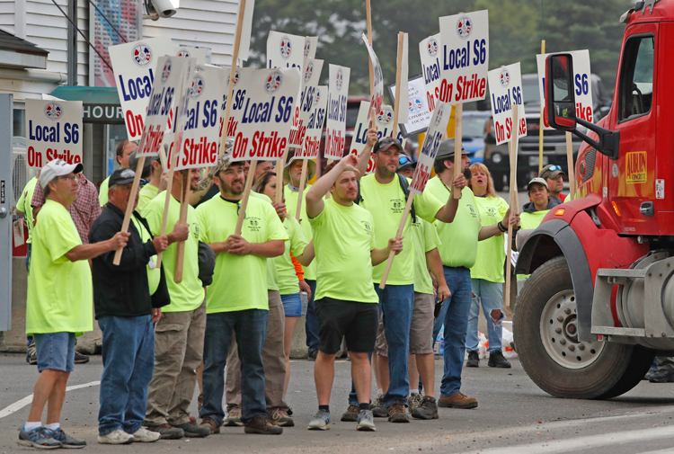 Trabajadores de astillero en huelga contra Bath Iron Works en Maine el 22 de junio. Miles rechazaron intento patronal de subcontratar empleos y atacar antigüedad y seguro médico.