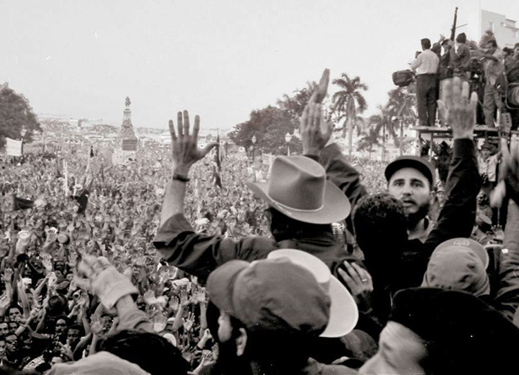 Acto de un millón de personas en La Habana el 21 de enero de 1959, demuestra apoyo a revolución con Fidel Castro (derecha, viendo a la cámara). En el transcurso de la revolución los trabajadores y agricultores se transformaron, tomaron control de su nación y su destino.