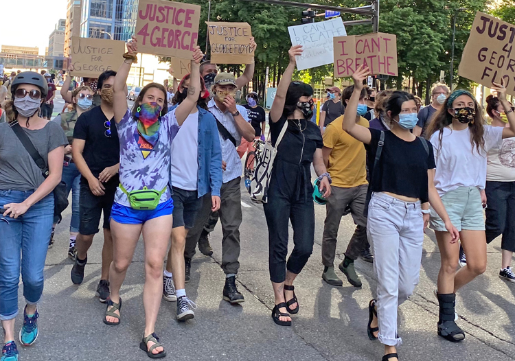 Multinacional y juvenil fue la manifestación de miles que marchó por varias horas en el centro de Minneapolis el 28 de mayo para exigir juicio de policías que mataron a George Floyd.