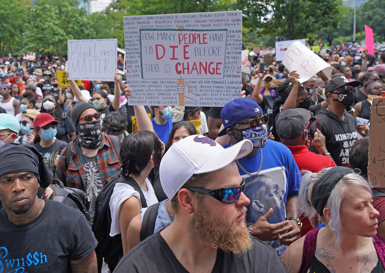 Más de 60 mil personas participaron en una protesta el 2 de junio en Houston contra la muerte a manos de la policía de George Floyd en Minneapolis. Han habido cientos de protestas en EUA.