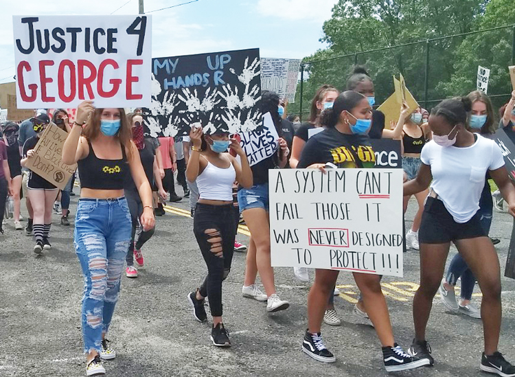 Old Bridge, Nueva Jersey, 4 de junio, una de cientos, quizás miles, de protestas que han explotado en pueblos pequeños en EUA, tras brutal muerte de George Floyd a manos de la policía.