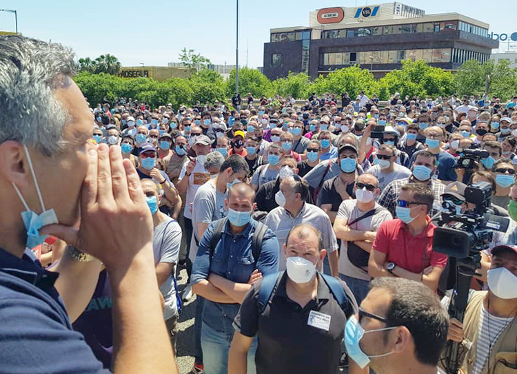 Obreros de Nissan en Barcelona, 28 de mayo, exigen que patrones cancelen cierres de fábricas destinados a apuntalar sus ganancias. “Si esto no se arregla, ¡guerra, guerra, guerra!”, corearon.