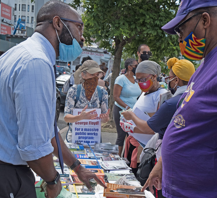 SWP congressional candidate Willie Cotton, left, and SWP member Tamar Rosenfeld, wearing sign, talk with other participants at New York police brutality protest June 7. “There’s a thirst for books about Black struggle, women’s emancipation, revolutionary history,” Cotton said.