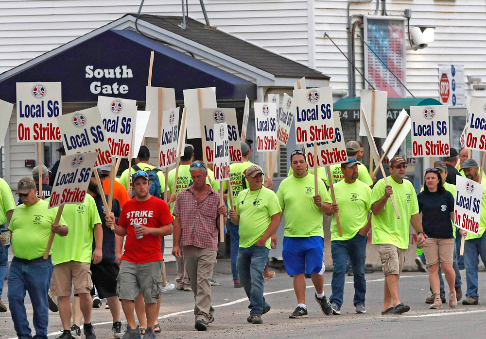 Línea de piquetes en astillero en Bath, Maine, 22 de junio. La huelga contra ataque patronal al sindicato está firme y ganando solidaridad de sindicalistas y otros trabajadores en la región.