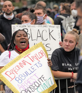 Protesta en Louisville el 27 de junio exige juicio para policías que mataron a Breonna Taylor.