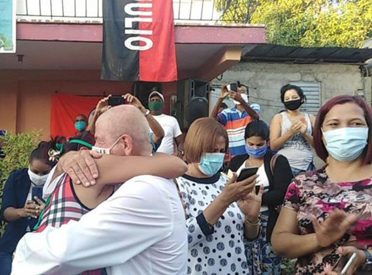 Dr. Leonardo Fernández greeted by neighbors, family and representatives of Federation of Cuban Women, the association of small farmers and other mass organizations June 21 on his return to Guantánamo, Cuba, after two months treating COVID-19 patients in Lombardy, Italy.