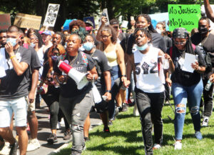 Más de 500 manifestantes protestan en el capitolio de Kentucky el 25 de junio para exigir que se presenten cargos contra policías que mataron a Breonna Taylor en su apartamento en marzo.