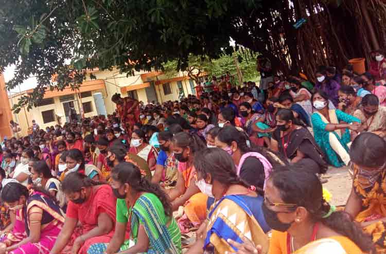 Since June 6 hundreds of Indian women garment workers have blocked entrance of Euro Clothing Company in Srirangapatna, demanding the reinstatement of 1,300 sacked workers.