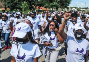 Manifestantes marchan a casa del fiscal general de Kentucky Daniel Cameron en Louisville el 14 de julio para exigir que se imputen cargos a los policías que mataron a Breonna Taylor.