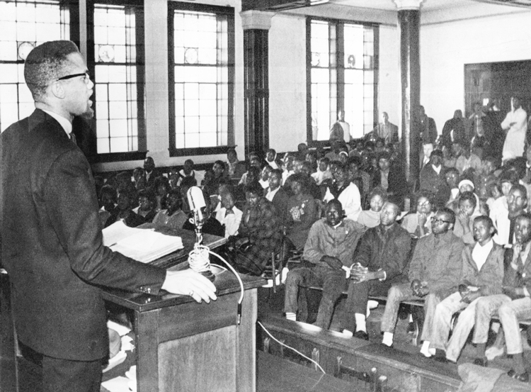Malcolm X habla con jóvenes en Selma, Alabama, 4 de feb. de 1965, durante batalla por el derecho de los negros a votar. El gobierno de EE.UU. y la dirección de la Nación del Islam temían al curso revolucionario de Malcolm y su desarrollo como líder de toda la clase trabajadora.