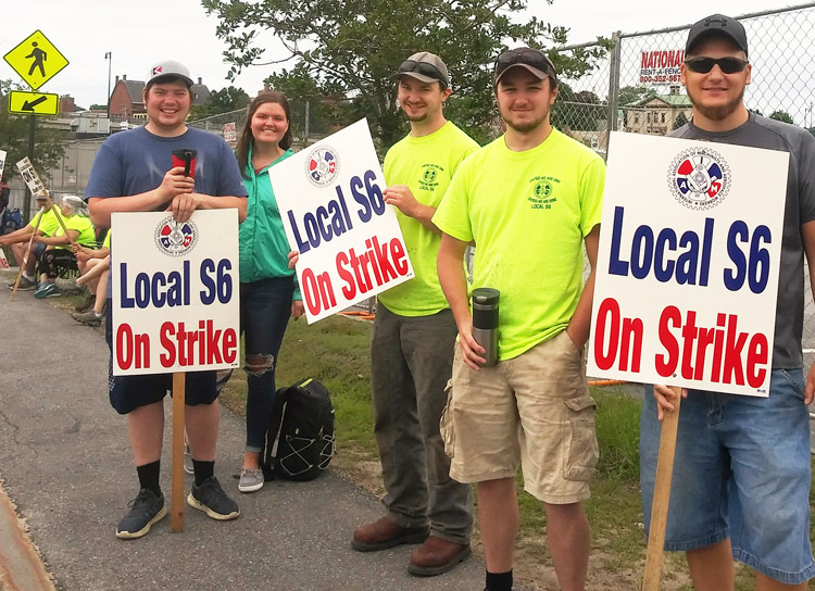 Picket line near entrance to Bath Iron Works in Maine July 3. Bosses want to scuttle seniority rights, step up use of nonunion subcontractors in attack on union, conditions on the job.